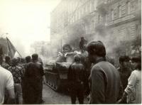 1968, srpen, vyhořelý tank v postranní ulici u Rozhlasu