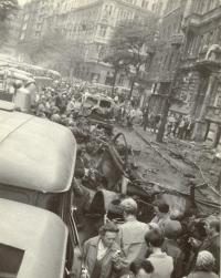 1968, srpen, trosky po výbuchu u Rozhlasu