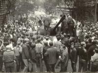 1968, srpen, radost dětí z vyhořelého tanku v postranní ulici u Rozhlasu