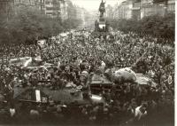1968, srpen, Václavské náměstí, tanky pod Muzeem, na nejbližším tanku sedí fotograf Jos. Koudelka