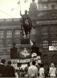 1968, srpen, Václavské náměstí, pomník Sv. Václava, v pozadí rozstřílená fasáda Muzea