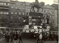 1968, srpen, Václavské náměstí, pomník Sv. Václava