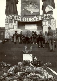 1968, srpen, Václavské náměstí, improvizovaný pomník padlému o sochy sv. Václava