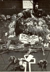 1968, srpen, Václavské náměstí, detail pomníku padlému o sochy sv. Václava