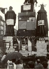 1968, srpen, Václavské náměstí, pomník Sv. Václava, pohled ve směru od Muzea