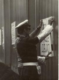 1968, srpen, policista vyvěšuje výzvy proti okupantům