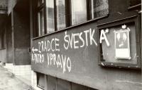 1968, srpen, Praha, poblíž Strossmayerova náměstí, nápis proti kolaborantovi Švestkov