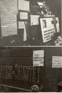 1969, leden, tryzna za Jana Palacha, Václavské náměstí, plakáty na podstavci pomníku Sv. Václava