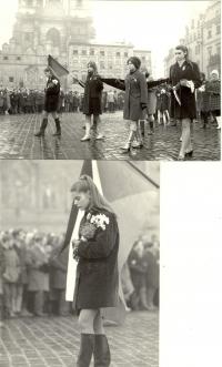 1969, leden, tryzna za Jana Palacha, smuteční průvod na Staroměstském náměstí, na snímcích budoucí herečka Andrea Čunderlíková