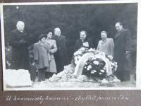 U pomníku J.Š.Baara v Klenčí září 1946