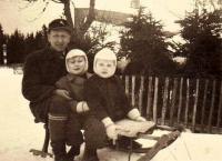 Robert Steun with his children in 1951