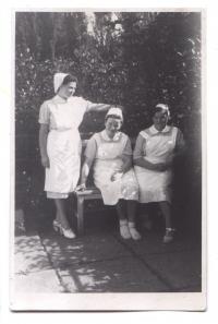 Zdravotní sestra Irena Trojanová v roce 1949 (stojící žena)