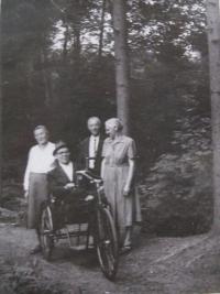 Ve předu otec František a maminka Emílie- internační tábor Mohelnice-1950
