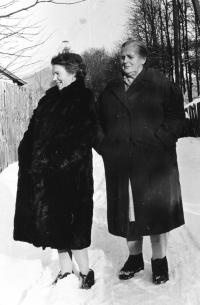 Erika Bednářová with her mother, 1954