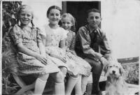 Děti z Vízmberku-1939 (úplně vlevo sestra Lída, třetí zleva Erika Rotterová (Bednářová))