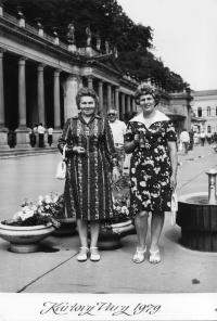 Erika Bednářová s kamarádkou v Karlových Varech v roce 1979 (vlevo)
