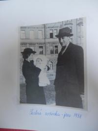 R. Pavelková s rodiči, r. 1938