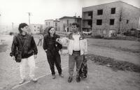 V romské osadě v Levoči, 1978 (L. Goral vpravo)