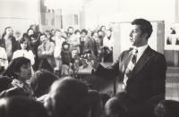 Singing in a Roma scout club, 1975 (L. Goral to the right)