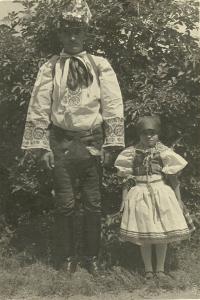 Otec Josef Šalamun s Emilií v chorvatském kroji