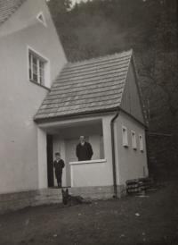 Otec s bratrem před novým domem (20. léta)