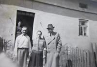 Zleva rodiče Josef a Margita Válkovi, ve dveřích Marie Elšíková (Válková) ve Skorošicích