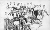 Němečtí dělníci z Vojtovic (Woitzdorf) a Petrovic (Petersdorf), kteří ve třicátých letech minulého století jezdili pracovat do lomů v Žulové (Friedeberg)