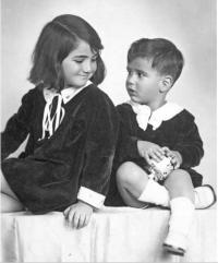 Hana s bratrem Michaelem kolem poloviny třicátých let