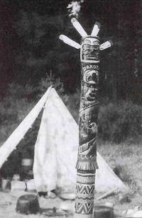 The first folding totem pole of Dakota, 1960, the trial camp