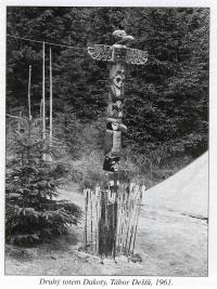 Second totem pole of DAKOTA. Camp of Rains, 1961