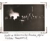 Oblastní lesní škola Jiráskovy oblasti - srpen 1946 - Večer u táborového kruhu, stojící Milota Fanderlik