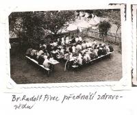 Oblastní lesní škola Jiráskovy oblasti - srpen 1946 - br. Rudolf Pivec přednáší zdravovědu