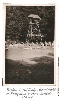 Oblastní lesní škola Jiráskovy oblasti - srpen 1946 - brána lesní školy - Údolí dešťů u Rokytnice v Orlických horách 1946