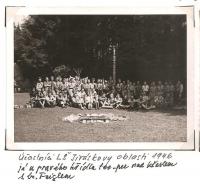 Oblastní lesní škola Jiráskovy oblasti - srpen 1946 - účastníci LŠ Jiráskovy oblasti 1946, já u pravého křídla tee-pee nad křeslem s br. Feiglem