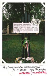 Ve strašnickém krematoriu 10. 5. 2003 - odhalení památníku