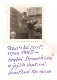 Skautská pouť - srpen 1945 - bratři Strauchové a jejich úspěšné pouťové muzeum