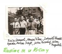 Květen 1945 - Řadíme se u Krčmy - Boža Strauch, Honza Tůma, Zdeněk Streubel, vzadu Míra Hejl, Jirka Bischof, Véna Propilek