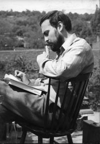 Tomáš Halík při četbě v roce 1975