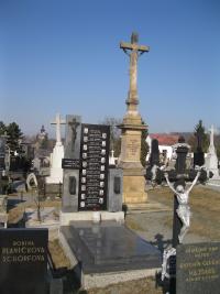 Hromadný hrob zavražděných mužů při zákřovské trgédii v Tršicích-2011