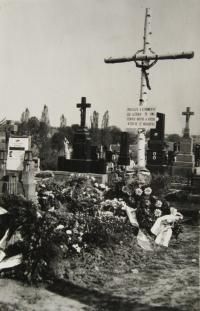Hromadný hrob zavražděných mužů v Tršicích v roce 1945