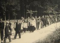 Pohřeb zavražděných mužů při zákřovské tragédii-14. května 1945 (3)