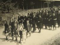 Pohřeb zavražděných mužů při zákřovské tragédii-14. května 1945 (ve předu pozůstalí-Zdeňka Oherová (Calábková) v první řadě uprostřed)