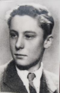 Bratr pamětnice Drahomír Marek, který byl v 17 letech zavražděn  20. dubna 1945 v lese u samoty Kyjanice