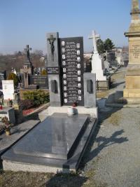 Hromadný hrob zavražděných mužů při zákřovské tragédii v Tršicích-2011