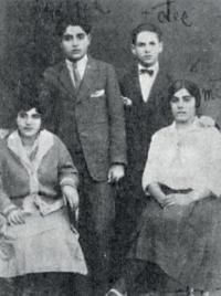 Rodinná fotografie (rodiče Emílie Machálkové Rosína a Antonín vlevo) z předválečné doby