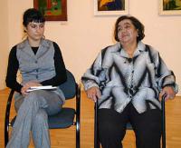 Karolína Kozáková (vlevo) a Emilie Machálková, autorky knihy Memoáry romských žen (2005)