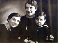Pavel Fried with his sister Erika and mother Marta