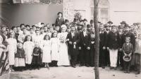 Fotografie ze svatby Karla Urbánka a Berty Weber před kostelem čtvrti Galata