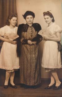 x13-maminka pamětnice Anastázie (uprostřed) v divadelní úloze