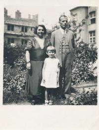 x24 - Pamětnice se svými rodiči v Praze na Všesokolském sletu (1938)